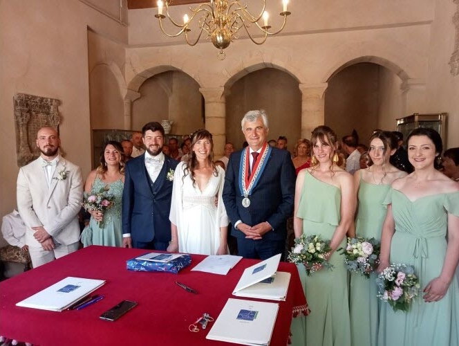 André Accary, 1er adjoint au maire de Paray-le-Monial, accueillait sur le perron de la mairie Lydie Rob et Teddy  André Accary, 1er adjoint au maire de Paray-le-Monial, accueillait sur le perron de la mairie Lydie Rob et Teddy Decoisy afin de les unir par les liens du mariage.afin de les unir par les liens du mariage.